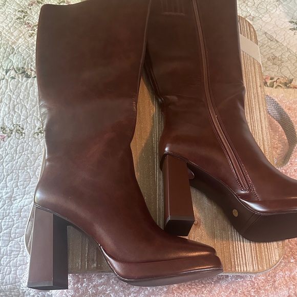 Elegant Faux Leather Knee-High Boots - Picture 2 of 4